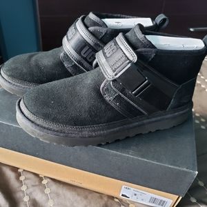 UGG Neumel Snapback in Black size 8. Wore few times.